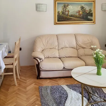 2 Bedroom Gorgeous In Appartamento Jadranovo
